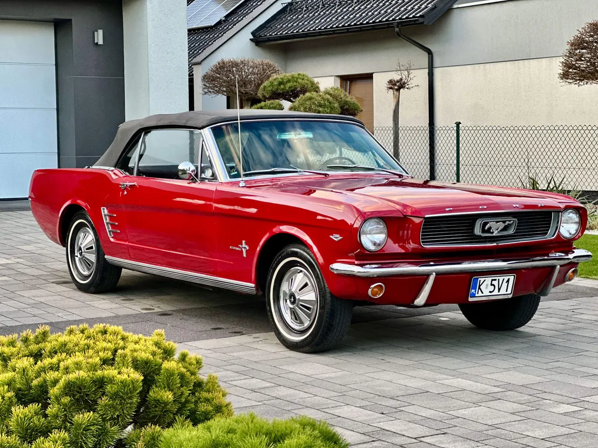 Ford Mustang Cabrio Czerwony – samochód do wynajęcia w Brzesku